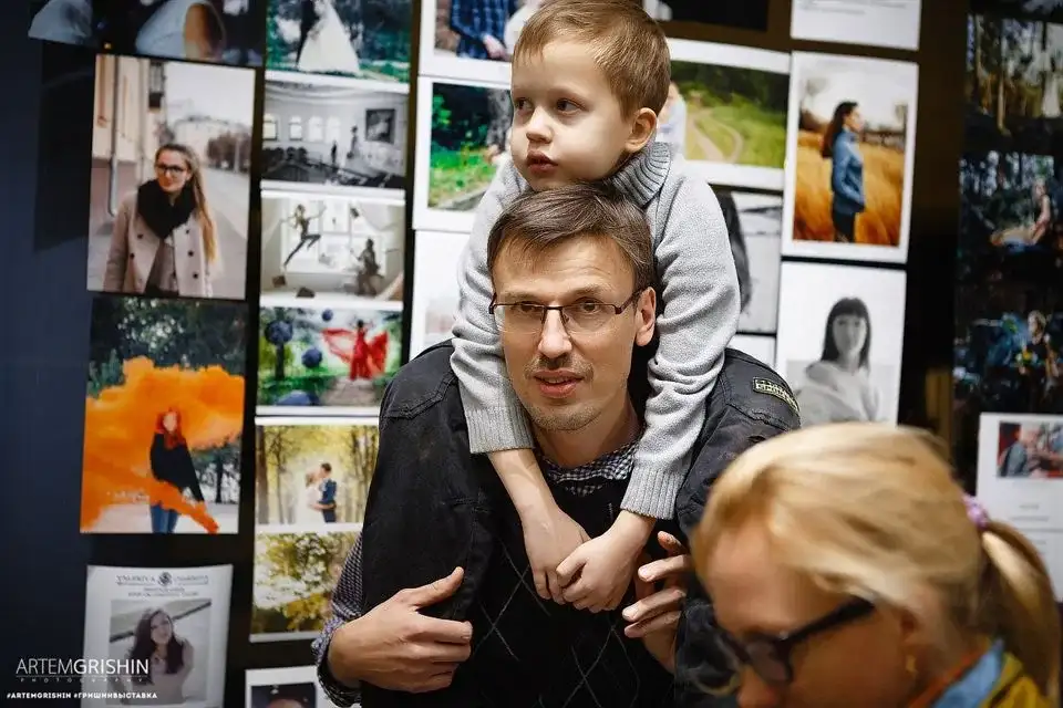 На выставке. Сообщество HolyCam